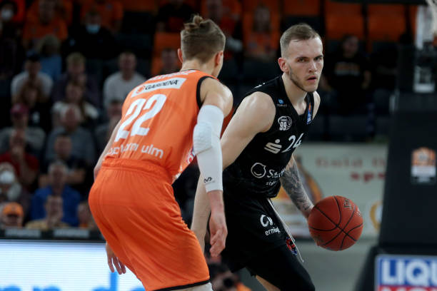 他迅速持球 他迅速持球